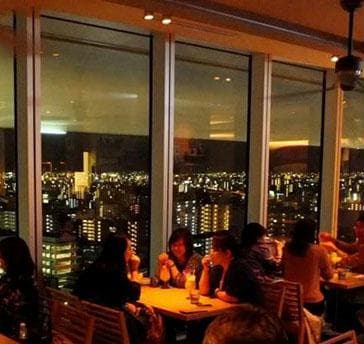 大きな窓から夜景の見える店内。その景色もおもてなしのひとつに