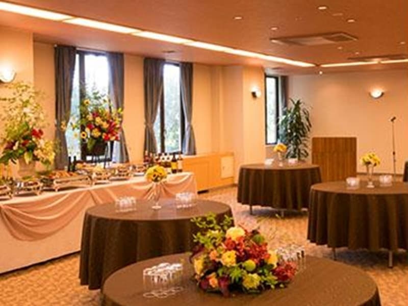 ガーデンルーム:
立食パーティー一例。企業の周年パーティーや事業所のお披露目パーティー、同窓会などにご利用ください。