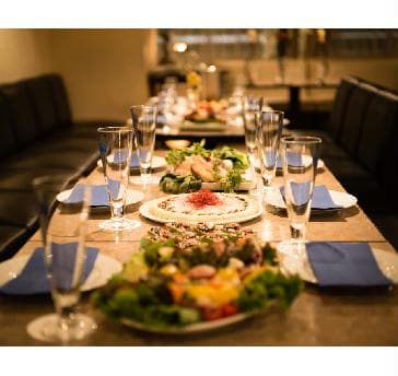 【着席大皿形式】テーブル毎にお料理を提供、5～8名位の対面式でシェアして頂きます。料理を取りに行く手間がないです☆

