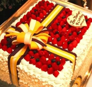 料理もウェディングケーキも結婚式の大切な演出のひとつ。ふたりの想い出を表現したオリジナリティあふれるケーキで、忘れられない料理の演出をサポート