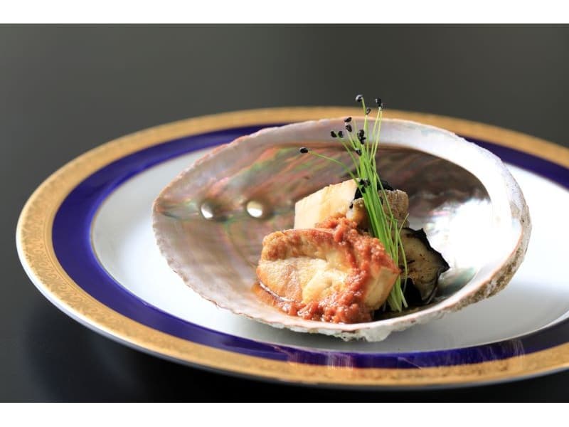 コース料理イメージ
全国の窯元や有名作家が手掛けた1品もの器で、美食をより際立たせる本物と本質にこだわったおもてなしをお届け。
1万坪の日本庭園を臨めるプライベート空間で、コース料理をお召し上がりながら心通うひとときをお過ごしください。
オリジナル料理も相談可能