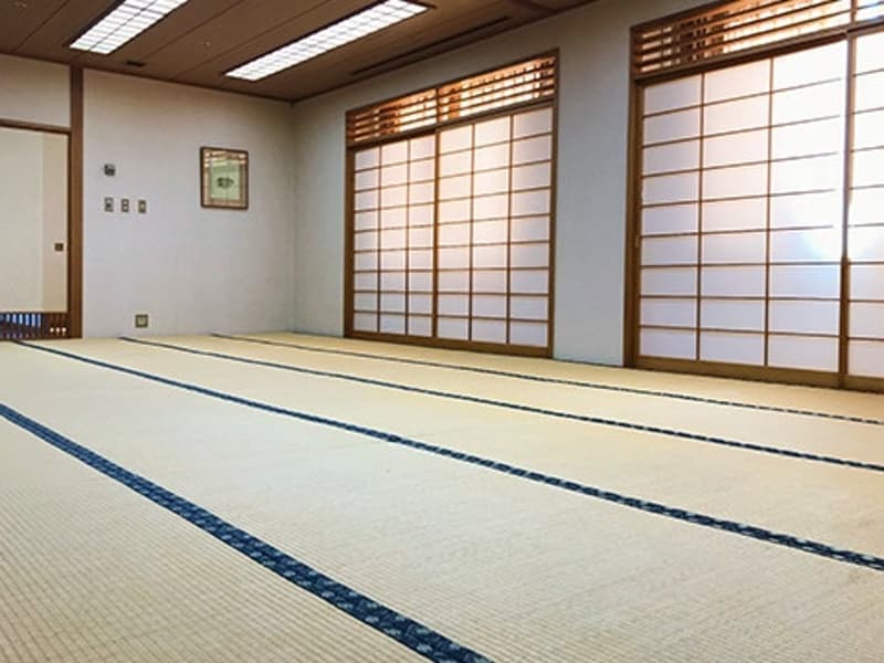中広間：最大40名さま収容可能
居心地が良いと言っていただける座敷の広間です。
食後にゴロゴロできます。