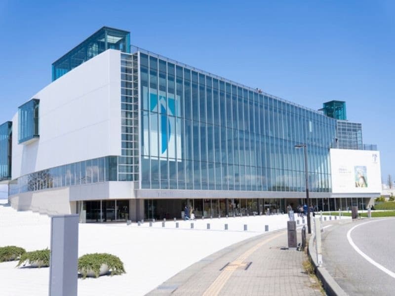 富山県美術館3階にレストランがございます