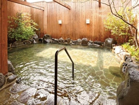 【温泉】
身体をを包み込む柔らかな湯にじんわり癒されます。