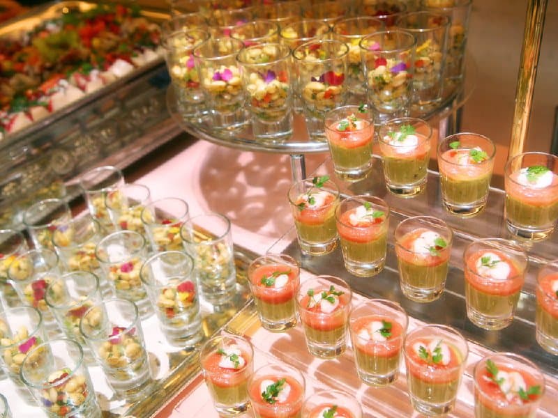 旬の食材を贅沢に使用したお料理は前菜からデザートまで11品よりご提供