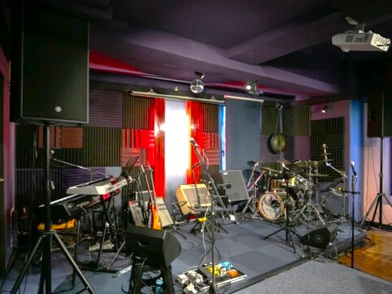 【会場】
生演奏でLIVEをしておりますのでバンド演奏をつけることもできます。
※もちろん演奏なしでも問題ございません。
※貸切利用でお客さまも演奏可能です。