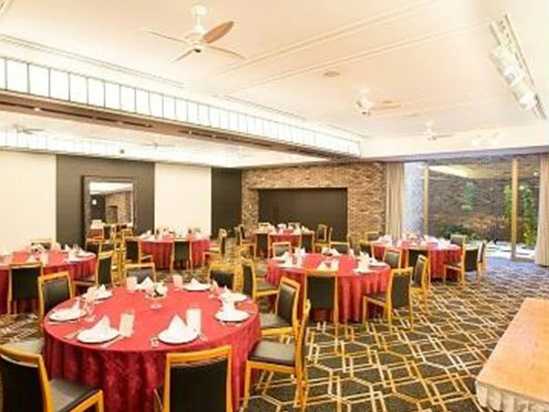 【4F 中宴会場　眺-CHO-】
面積：203平米
収容人数：立食100名　正餐80名　スクール90名　シアター144名
マンハッタンのレトロなロフトをイメージした会場。中会場として会議・パーティー・食事会とフレキシブルな対応が可能です。