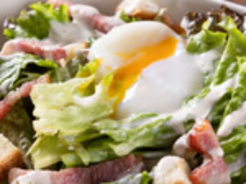 シーザーサラダは、新鮮野菜とカリカリベーコンの食感がおいしい
