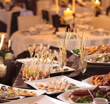 結婚式場のシェフが腕を振る料理やウエディングケーキが大人気！飲み放題付きのプランは、6,000円（税込）～ご用意しております♪