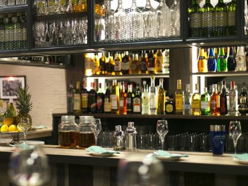 インテリアにこだわった雰囲気抜群の店内。会社や友人同士のお食事はもちろん、デートにもぴったり！