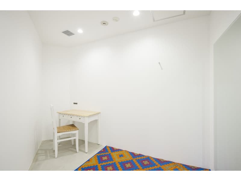 お二人の個室控室もプラン料金内にてご利用可能
全身鏡も備え付けになっておりますので早くご到着された場合の待機やお着替えなどにご利用ください。