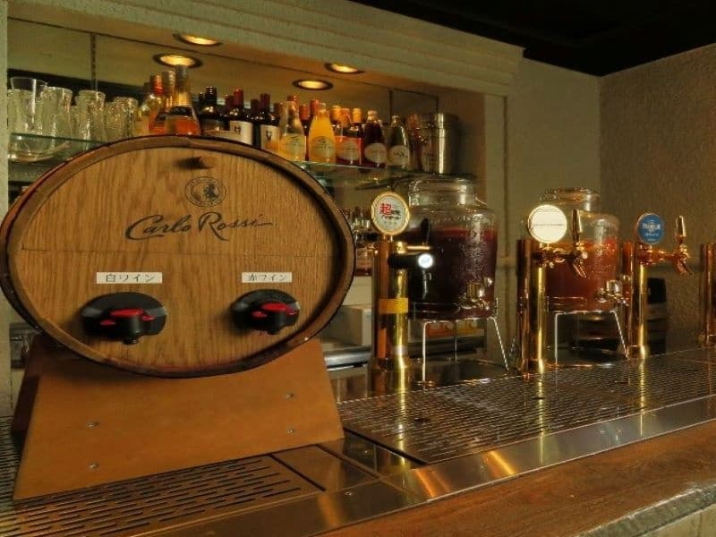 ドリンクはセルフサービスで飲み放題！
自分で注げる樽生ビール4種！