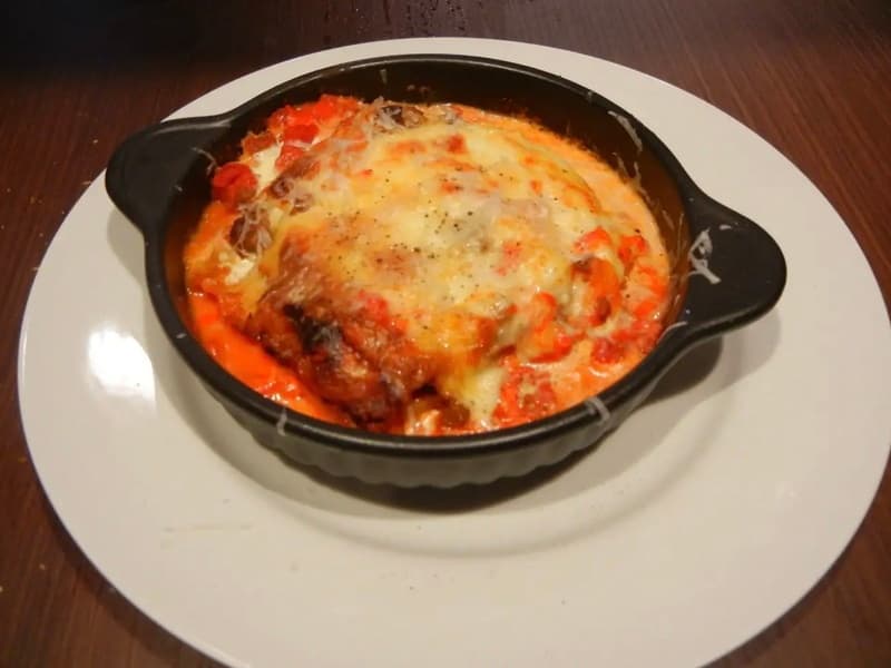 数量限定の「特製ラザーニアランチ」。厨房で手打ちするラザニアと自家製ミートソース、たっぷりのとろけるチーズが調和する至福の味です。自家製フォカッチャ食べ放題とスープ、またはサラダが付いたボリューム満点ランチです