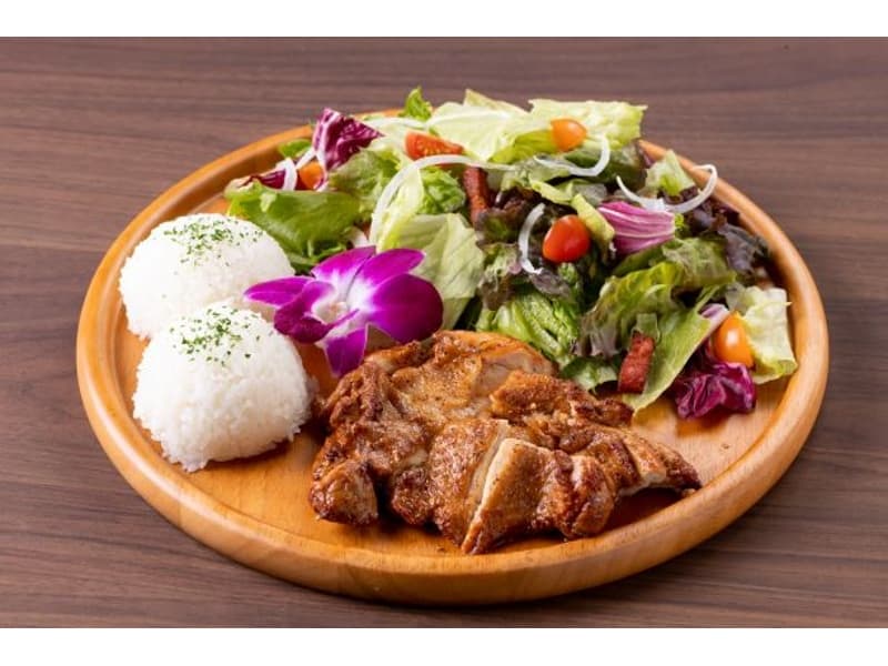 厳選した鶏をフリフリチキン風にアレンジしたプレートです