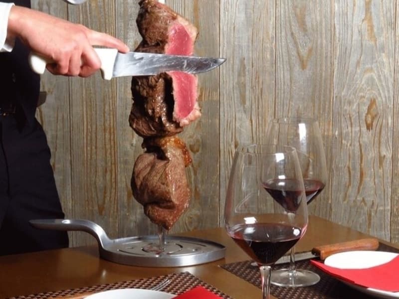 豪快な肉塊を目の前でカット！希少部位イチボも楽しめる20種シュラスコで、宴会をワンランク上の体験へ。