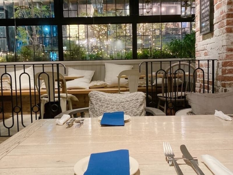 アーチ型の窓とレンガ調の壁が印象的な、おしゃれな雰囲気の店内。デートや女子会など、大切な方との食事にぴったりです。