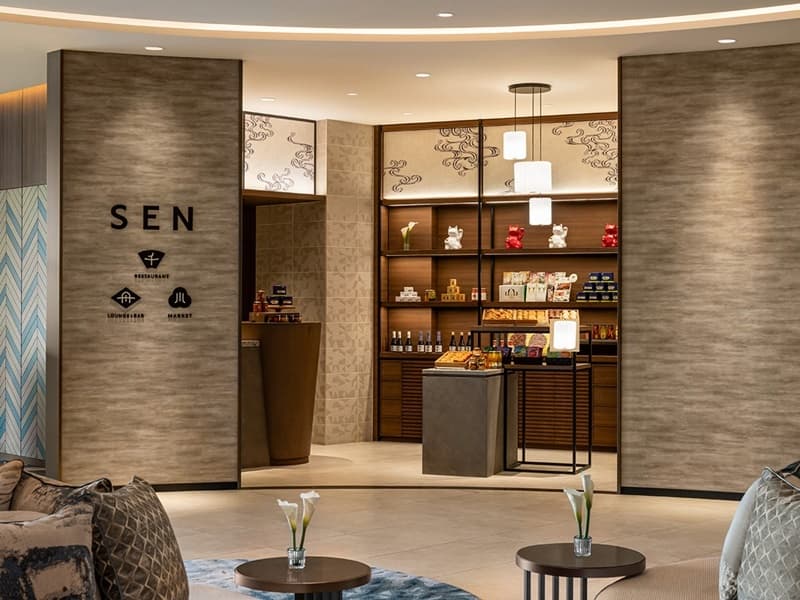 【マーケット SEN（川）】
ホテルメイドのパンやスイーツ、テイクアウトのドリンクなどをご用意しております。お部屋で楽しめる食品などはもちろん、宿泊のお土産になる商品も販売しております。