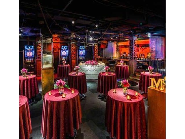 新郎新婦様、幹事様のお好みに合わせて彩る事ができる会場。テーブルクロスの色など細かい所まで指定できるので、思うがままのパーティーが実現できます。
オンリーワンの特別なパーティーをどうぞ！