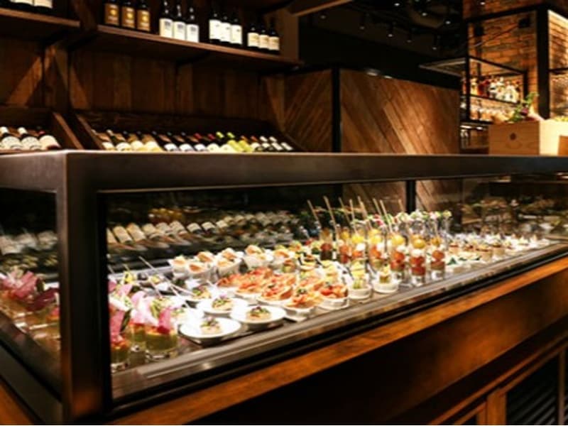 【お料理】
彩り豊かなタパスが並ぶ、贅沢なショーケース。