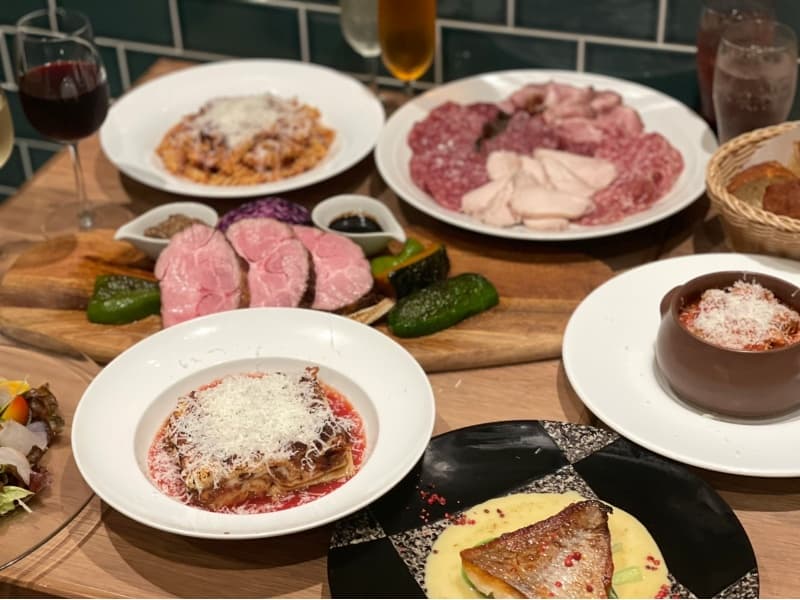 ビュッフェ料理をコース仕立てに並べたお料理写真。特に「自家製ラザニア」は普段の営業でも大人気。こちらも思う存分お召し上がり下さい。
