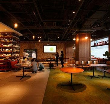 ブラウンで統一されたモダンクラシックな印象の開放感溢れる店内は、大人がゆったりと寛げる雰囲気。７５インチの大きなスクリーンが２台あるのも魅力！