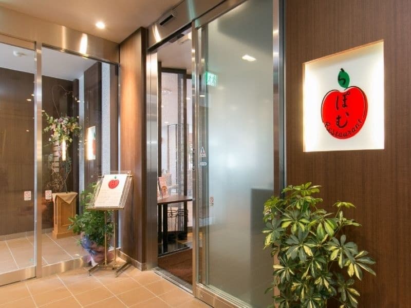 【入口】ホテル信濃路１階。南口入ってすぐ左。入口から店内はパテーションで仕切られているので、店内は見えません。
