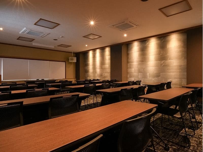 【会議室】[高千穂] 40畳
最大120名様迄可能な会議室もあり、10名様程の少人数の会議にも対応しております。また、様々なレイアウトでの会議にも対応しております。