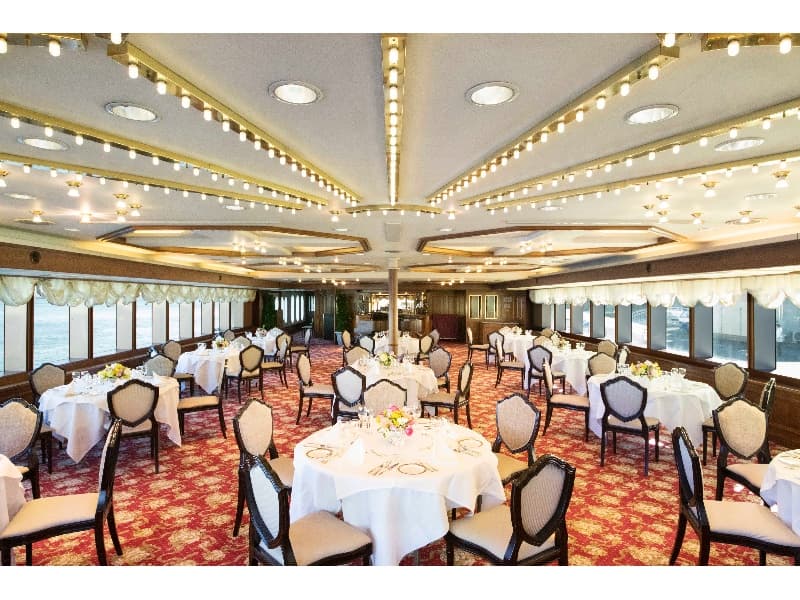 クラシカ号、個室名コンチェルト。
赤を基調としたお部屋。
TV撮影など様々なイベント実績あり。