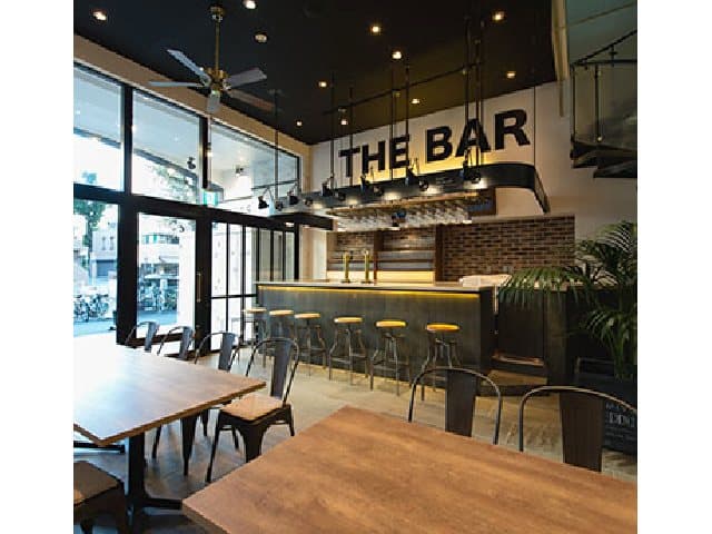 バーエリア
店舗入口付近にはバーカウンターがございます。ヨーロッパの街角にあるお洒落なカフェ・バーを思わせる、シックでお洒落な空間。
※飲み放題付きコースではスタッフが常駐し、お客様へ飲み物をご提供します。