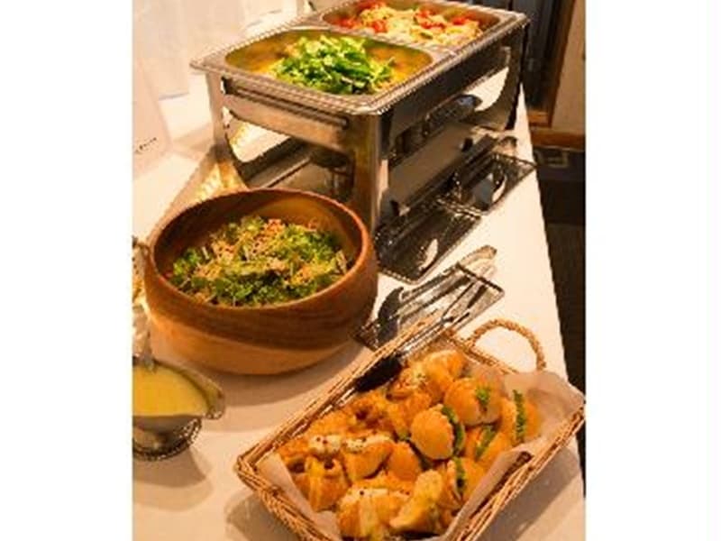 お料理のジャンルやグレードをお選びいただけます。
チェーフィングなどで温かいお料理は温かくお出しします。