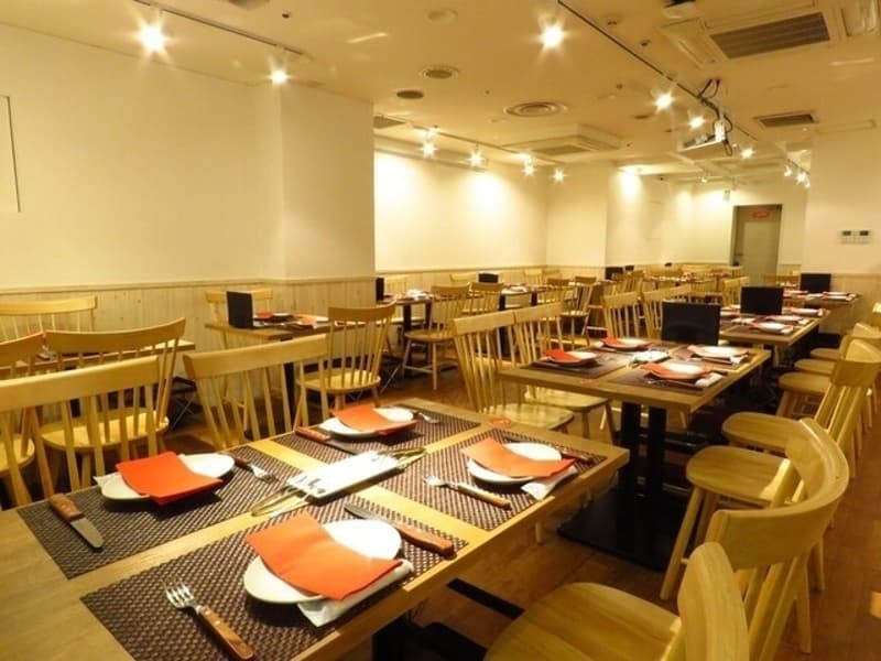 貸切OK（50名〜）・100名収容。スタイリッシュな空間でシュラスコ食べ放題＋100種以上の飲み放題が楽しめる。