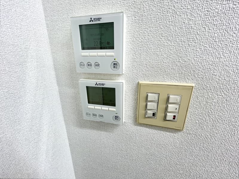 7階エレベーターホールに電気と空調のスイッチがございます