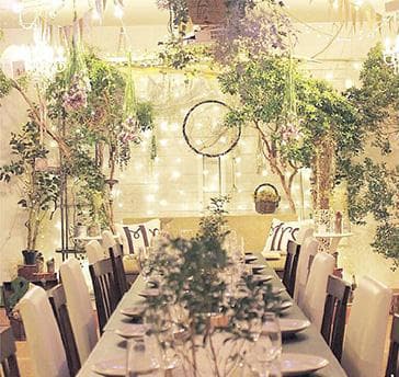 季節の装花でメインテーブルを彩ります！
お二人だけのデザインを提供します！
基本装花は無料でご用意させていただきます！
コーディネーターの季節のアレンジでおもてなしします。
