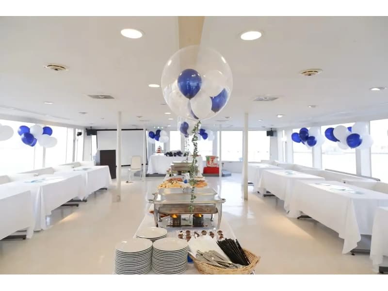 【セレブリティ2】
2Fフロアを御婚礼2次会や、懇親会などの立食パーティー形式でご利用いただく場合のオススメレイアウトです。（バルーン装飾やカトラリー類はオプションです）
