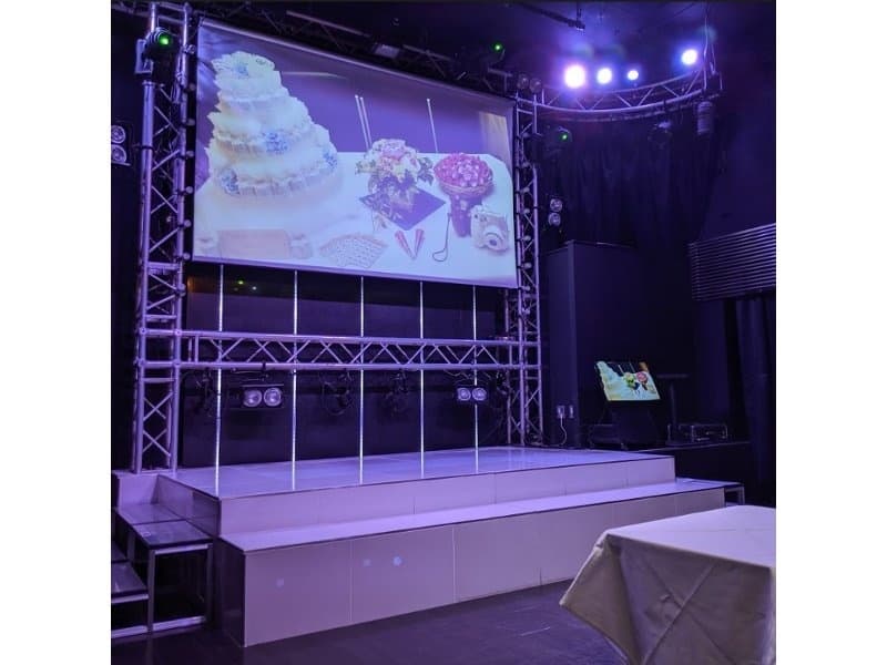 常設ステージで挨拶も余興も安心！
