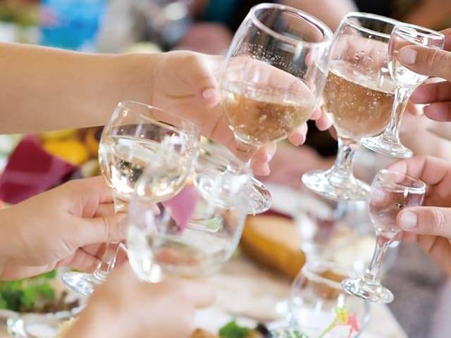 【結婚式二次会】
～アルコール＆ソフトドリンク　しっかり楽しめる～
バンケットパーティー洋食大皿盛りプラン