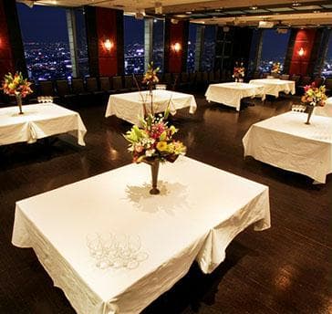 貸切は最大立食400名！大小合わせて13個室あるので、人数に合わせたスペースで大切なひと時をゲストの皆様と一緒にお過ごしください。お控室やプロジェクター・スクリーンなども用意できますのでご相談ください！