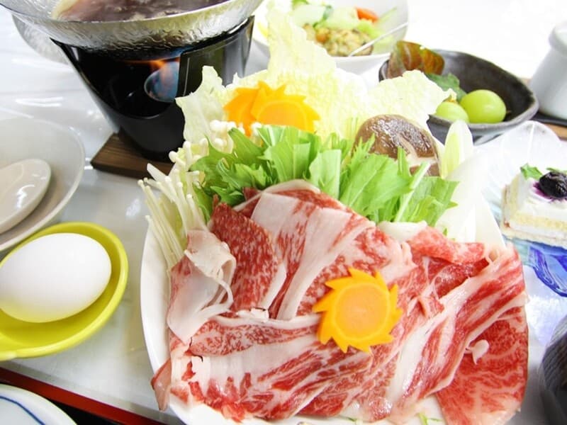 【料理一例】
大分県産の豊後牛「すき焼き」です。
地産のお刺身も付いております。