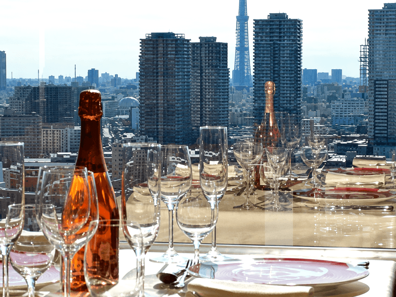 空と街並みが織りなす美しい景色を楽しめるフレンチレストラン