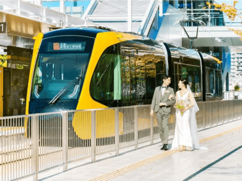 宇都宮駅東口直結だから叶う、街とつながるウェディングフォト。新しい宇都宮のシンボル「ライトライン」を背景に、おふたりだけの特別な思い出を残せます。