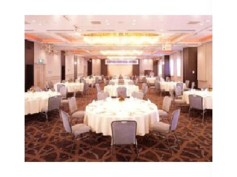 【むさしの】
・パーティー（着席）：80
・パーティー（立食）：120
・会議（学校型）：140
・会議（角型）：40
・会議（劇場型）：180

