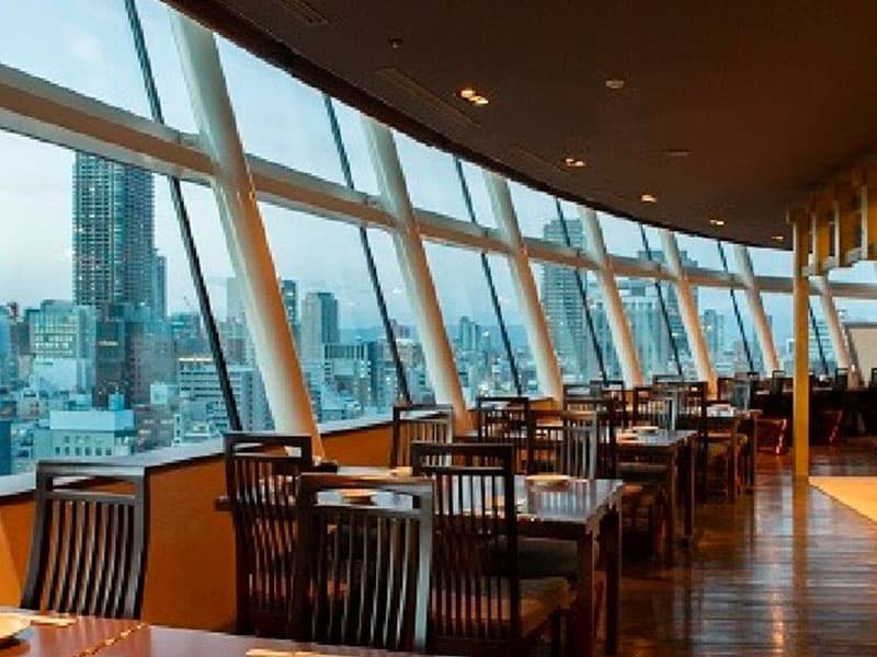 【14F 酒房　龍宮】
お料理と夜景を味わえる「龍宮城」をモチーフにした最上階の居酒屋。
ホテル最上階からの夜景は格別。銘酒と旬の食材を使ったオススメの一品料理をゆったりとお楽しみいただけます。
カラオケを併設した個室もございます。