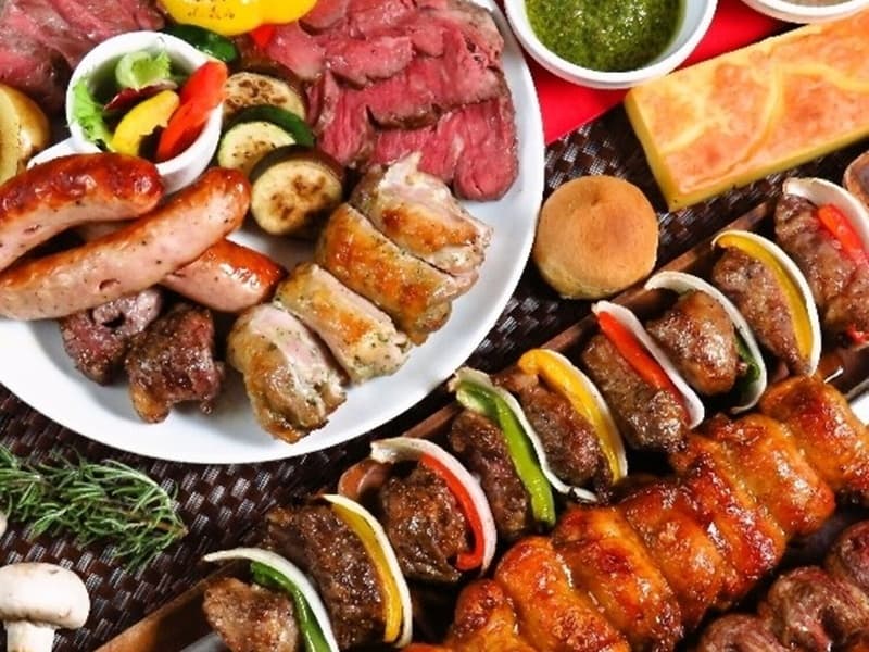 お料理はシュラスコで様々な種類のお肉をお召し上がり頂けます。
