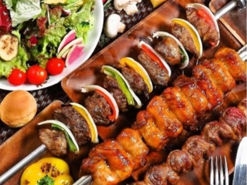 「20種のシュラスコ食べ放題は男女問わず大人気。博多駅で幅広いシーンに◎