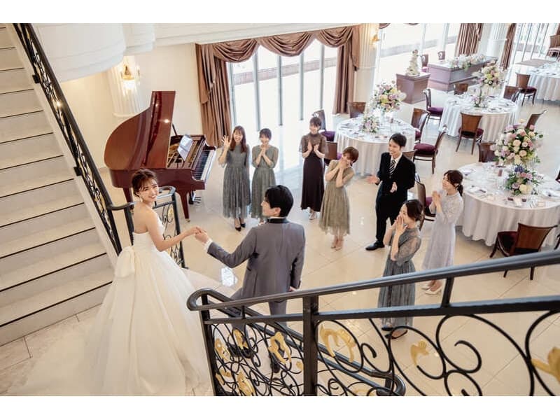 【アンジェリーナ館】立食150名まで対応可能
向かい合う階段がお二人の入場を彩ります☆