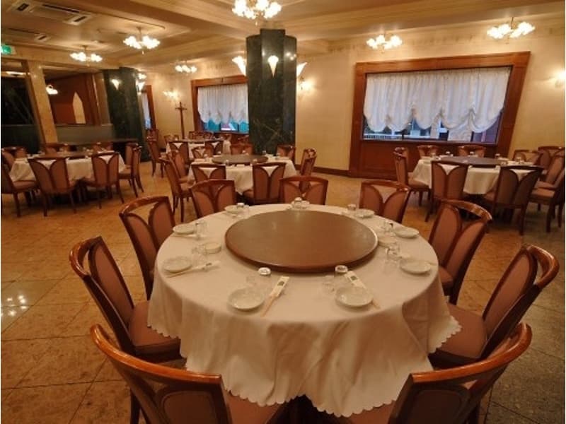 神戸元町・南京町の中国料理店「龍郷」。最大180名収容可能で、2階・3階の多彩な個室を完備。本格広東料理とフリードリンク付きコースで、歓送迎会や忘年会に最適です。
