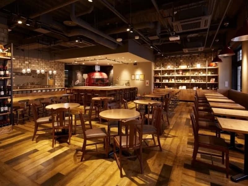 奥へと続く広々とした店内はデートや女子会、会社宴会や各種パーティなど様々な場面で利用可能。貸切は30名様～最大100名様以上！