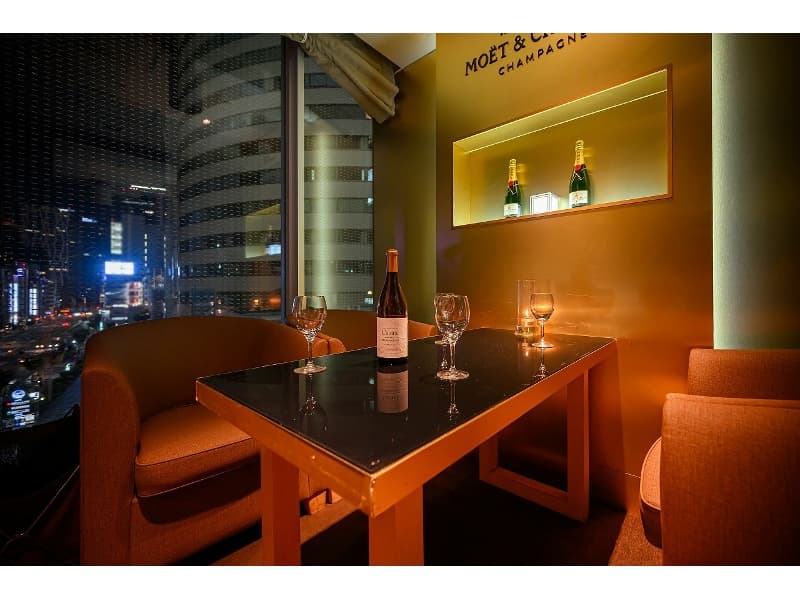 4名までのプライベートルームからも246号線の夜景はが一望。結婚式2次会の際は幹事様のお控室として利用可能。ゲームの景品なども入れておけます。