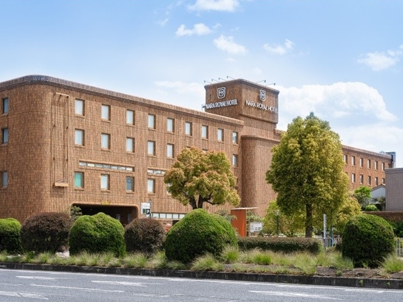 『奈良ロイヤルホテル』は平城宮跡にほど近い場所に建つ重厚で趣あるホテルです。赤レンガ造りの外観、落ち着きある客室に加え、天然温泉や多彩なレストラン、県内最大級のバンケットホール等充実した設備をそろえ、お客様をおもてなしの心でお迎えしています。