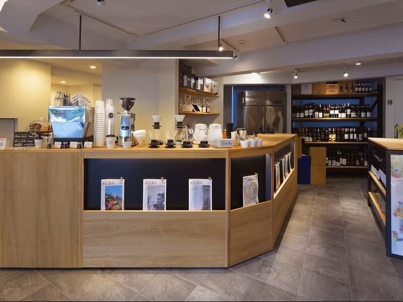 【1F ワイン販売、立ち飲みワインバー、カフェ】
数多くのグラスワインを楽しめる、気軽に立ち寄れる雰囲気